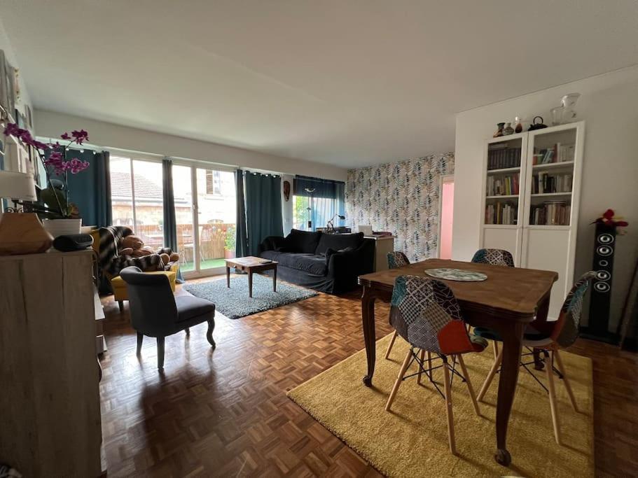 Grand Appartement Avec Balcon Et Parking Gratuit Sur Place Parijs Buitenkant foto